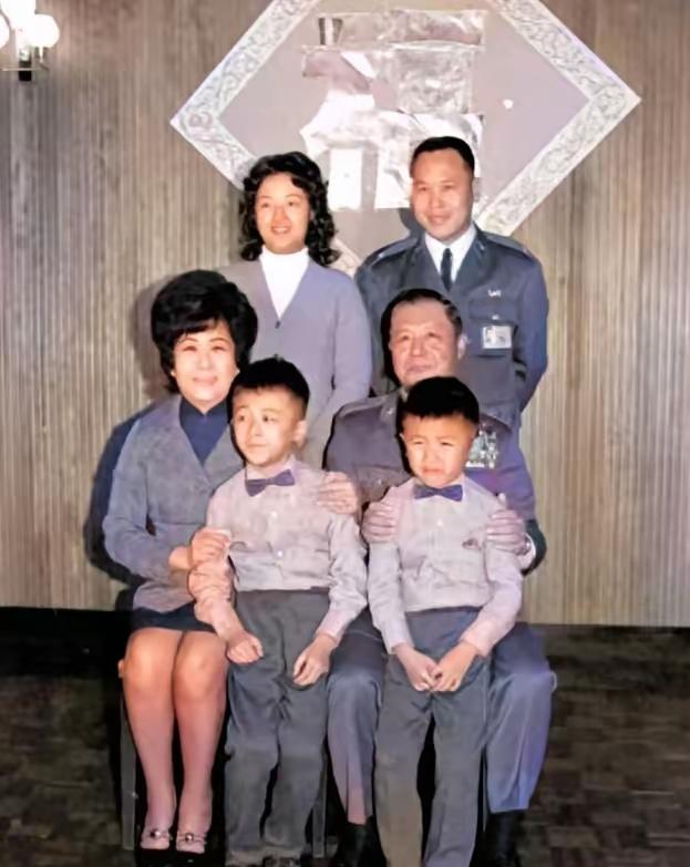 1970年台北，拍下叛徒邵希彦这张全家福，当年他策划驾机叛逃台湾，如愿收获数百两