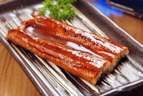 【曾经残忍的西方进餐方式】18世纪前，西方美食界迷信一种说法，第一时间被残酷杀死