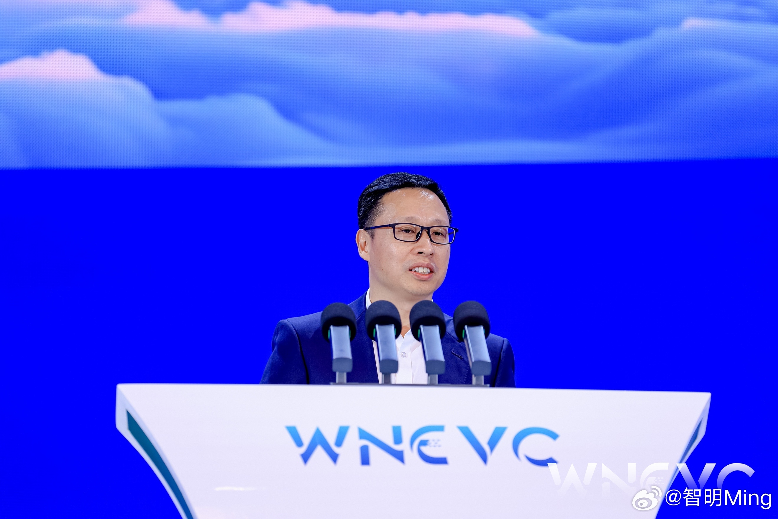 9月28日，2025世界新能源汽车大会在海口开讲，华为车BU CEO靳玉志分享了