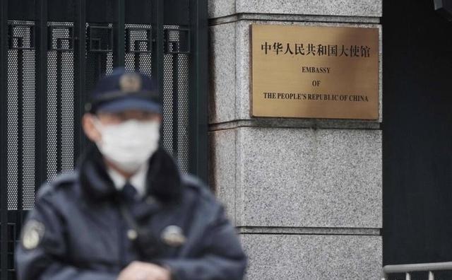 表态了， 日本 喊话中国 当地时间4月14日，日本警方再次逮捕上月带刀闯入中国驻