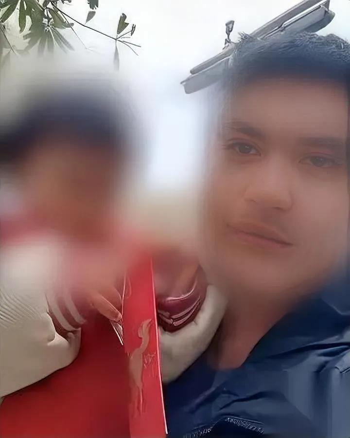 佛山2岁娃捡了个“大宝贝”

不是玩具

是条7万块的金项链！

唐先生那天带女