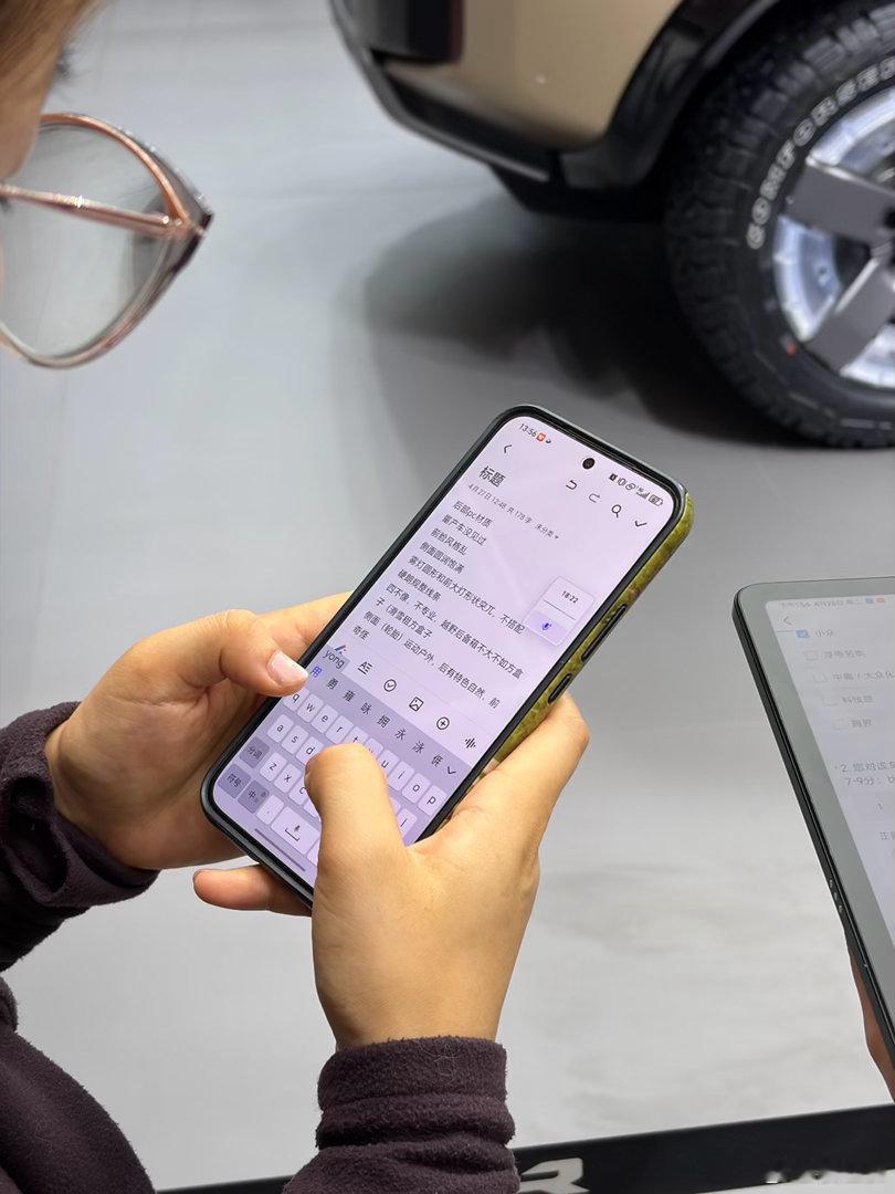 iCar这个品牌，能看出团队的设计能力挺强的，应该在很多家之上。传统的汽车设计师