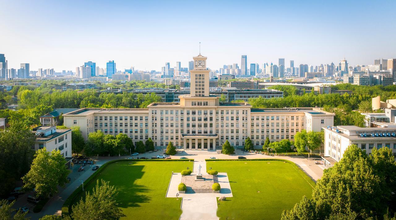 渤海之滨，白河之津；
巍巍南开，月异日新。
秉允公之心，传承百年公能薪火；
立允