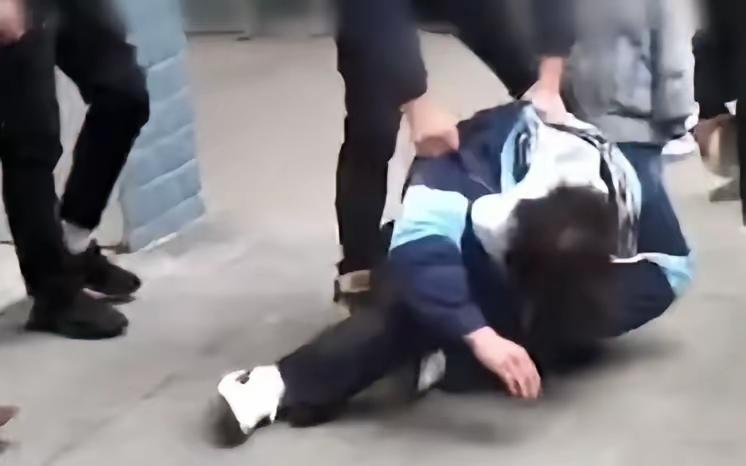 重庆垫江一中老师“强制”给学生剪头发，一下引发网民热议，分歧还比较大。最后，学校