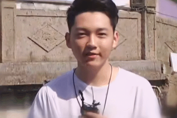 挖别人历史有点不道德
自从小钰和希然的新节目“姐妹酒局”，说了春季赛主持人开场摆