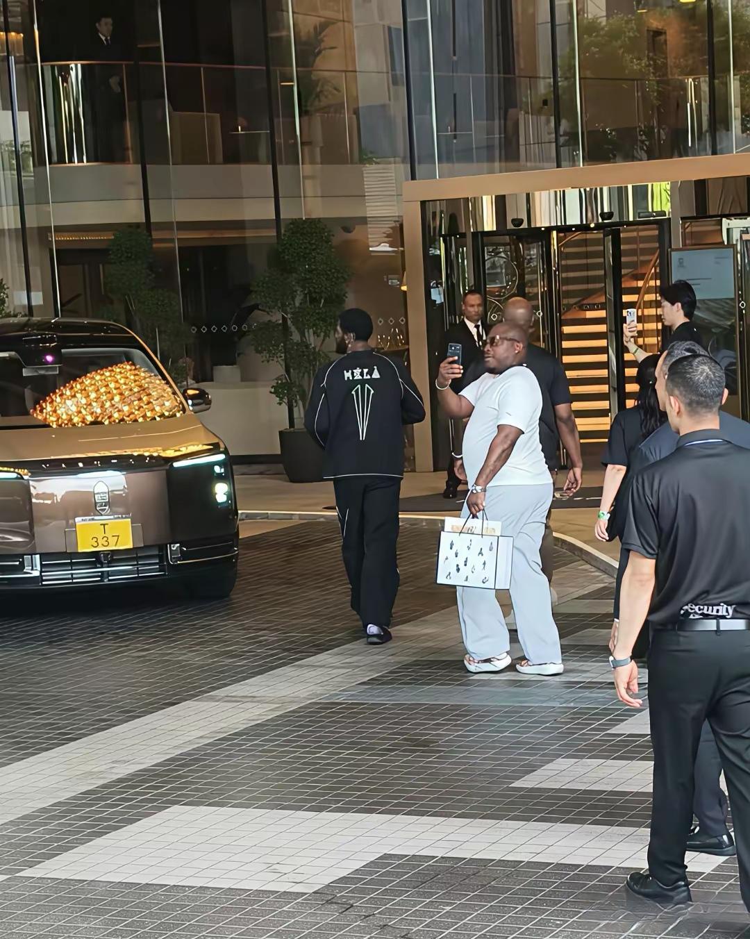 尊界V800作为澳门NBA中国赛的NBA球星接待用车，一亮相就牢牢抓住了一众现场