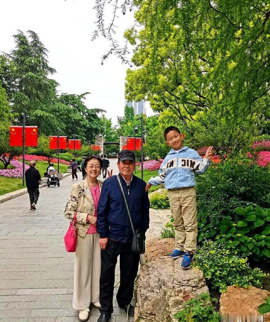 72岁的刘大爷和52岁的何阿姨一个雇主一个保姆,在上海普陀一套老公房里同吃同住五