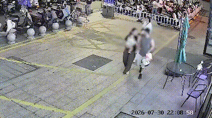 太离谱了。
7月30日晚上10点，网友买的榴莲放在门口的椅子上，进店里去买点东西