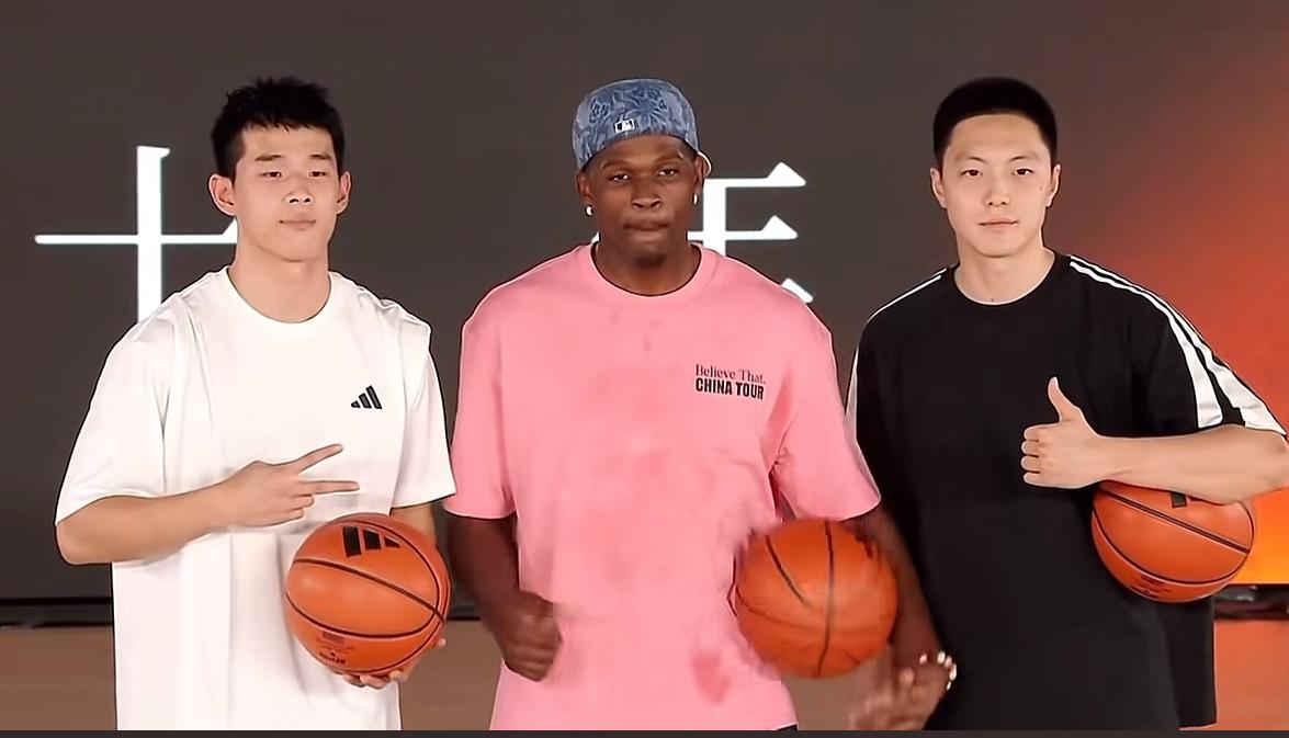 NBA巨星爱德华兹，和男篮亚洲杯表现非常好的球星胡明轩合影