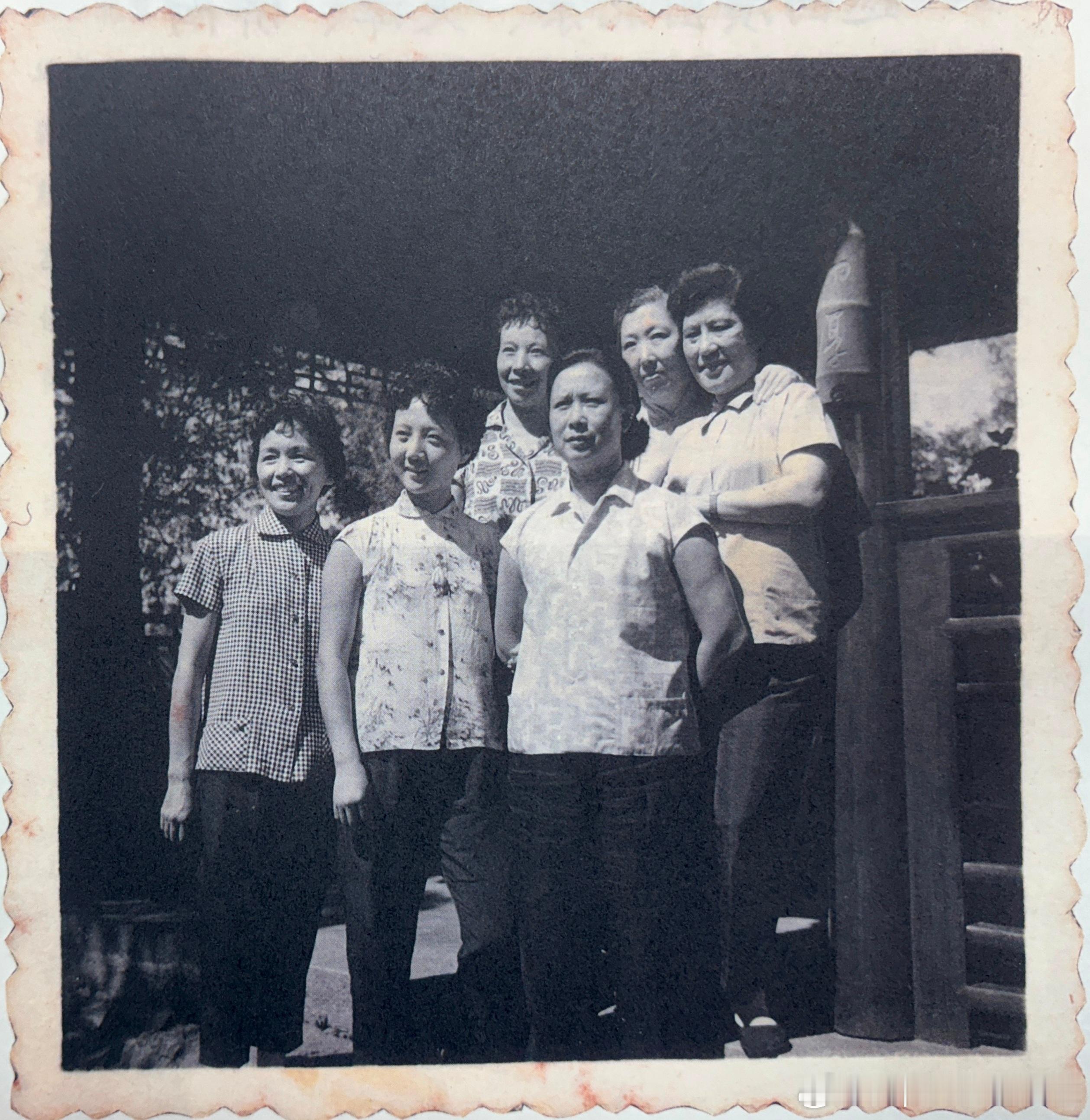 60年代合影，前排右起尹桂芳、李金凤、佚名，后排右起张吉娴、徐希泉、佚名越剧