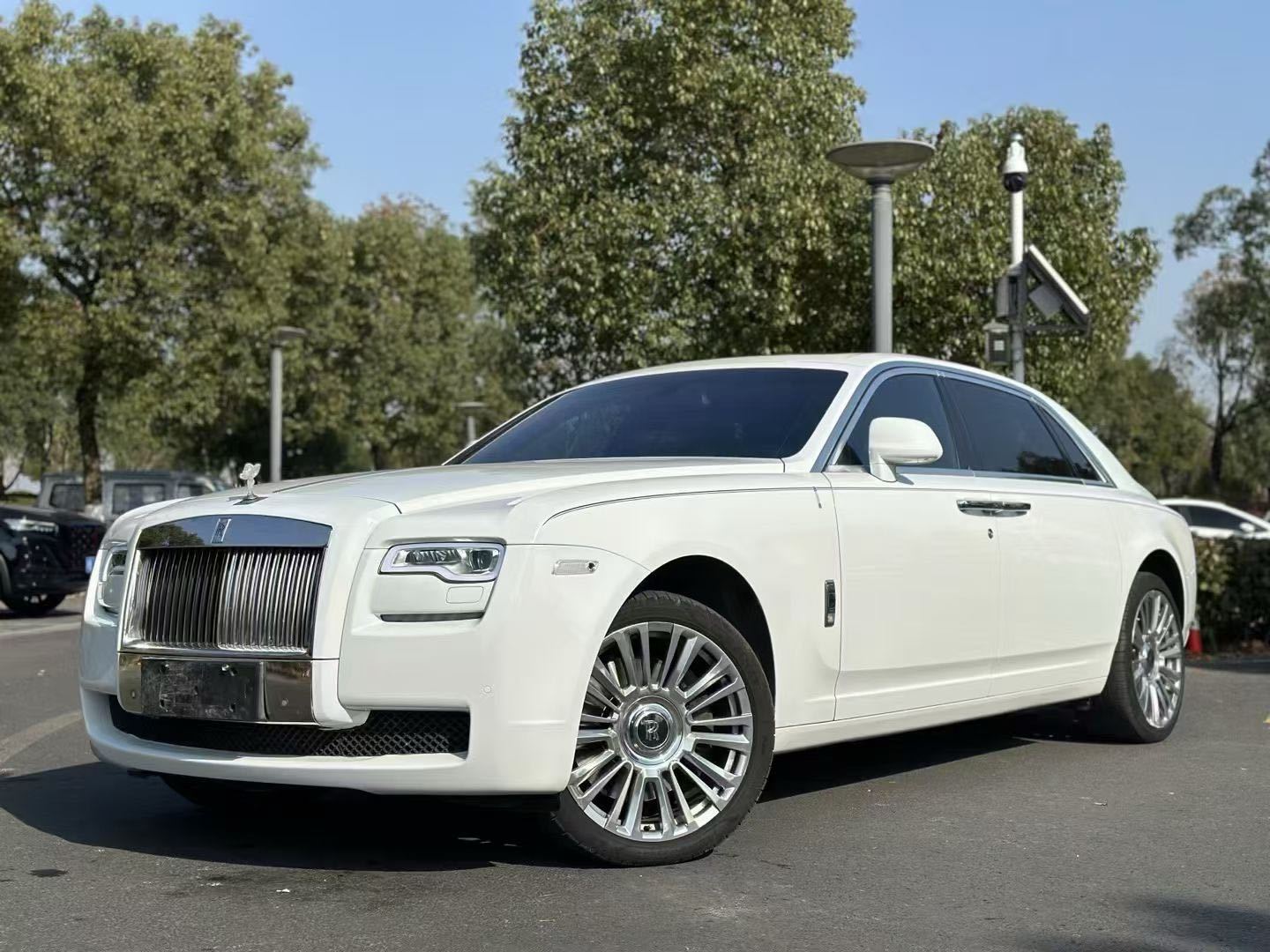 劳斯莱斯古思特二代定制加长版，理赔了30几万，行情价不到200万，当然对于劳斯莱