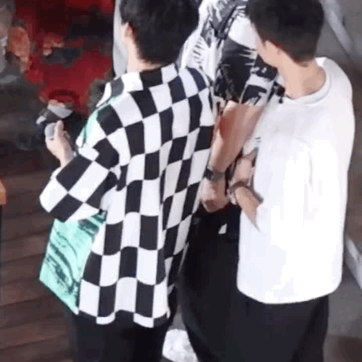 自从怀孕后肖蘸就对老婆管很严了，因为啵啵真的是个不安分的主，一天天的，净不让人省
