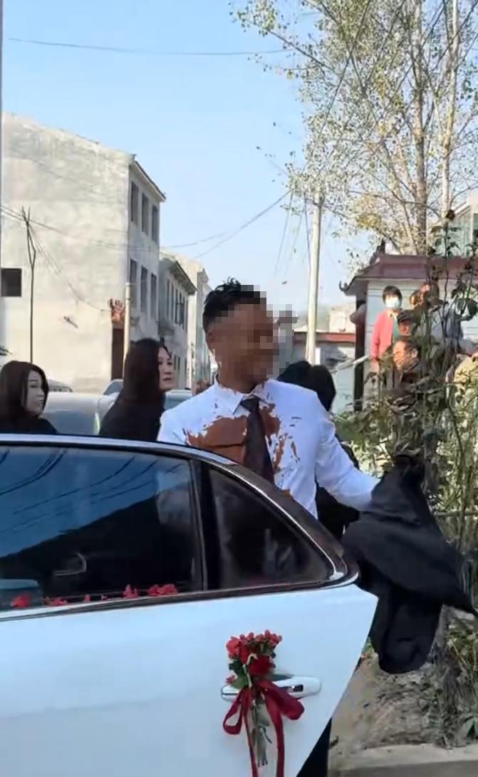 河南商丘有对新人结婚，特意租了宾利、请了舞狮、约了专业跟拍，就想留下一段体面的接