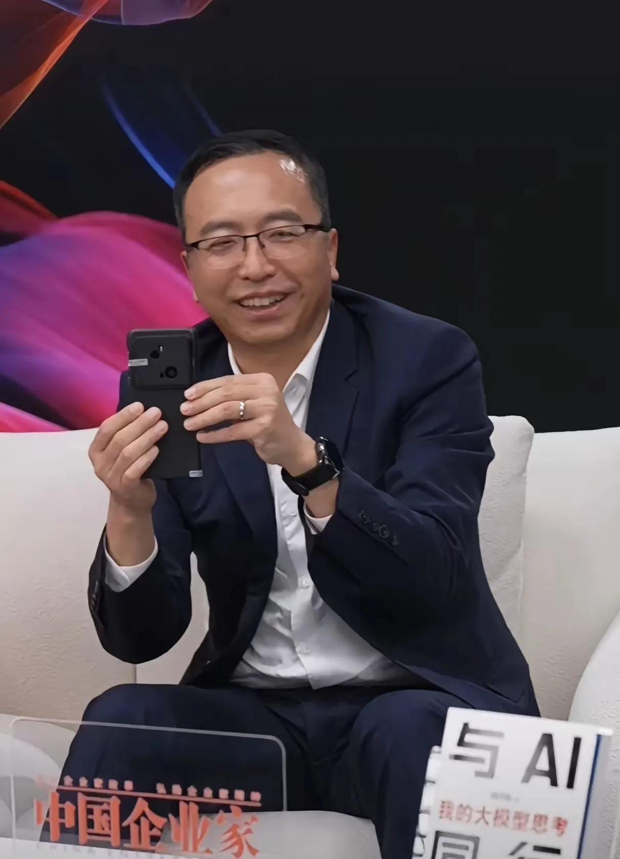 在一场Al时代的创新与创业谈话中，明哥展示戴了保密壳的荣耀 Magic7 Pro
