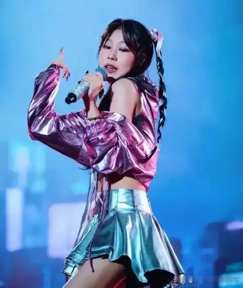 本来还以为小沈阳女儿就算出道也会做演员出道，没想到居然去当爱豆了。
内娱没有唱跳