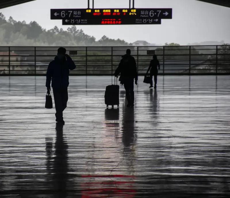 《送别》是一首电影插曲。上世纪六七十年代到八十年代，军人与朋友、家属通常一年才能