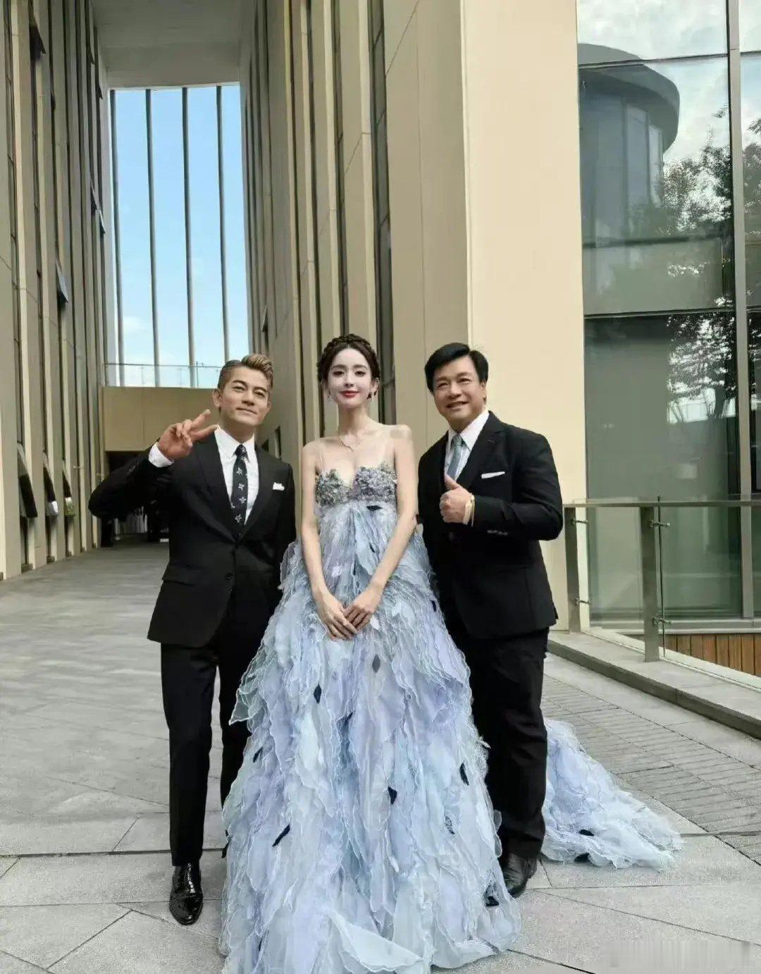 娜扎个子好高，把这两个男人趁的如此娇小！ ​​​