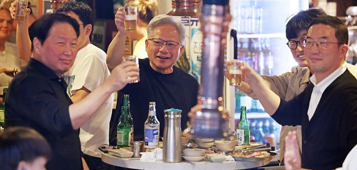 黄仁勋弘大烤肉店欢乐聚餐 与韩企三大掌门人共话物理AI产业合作