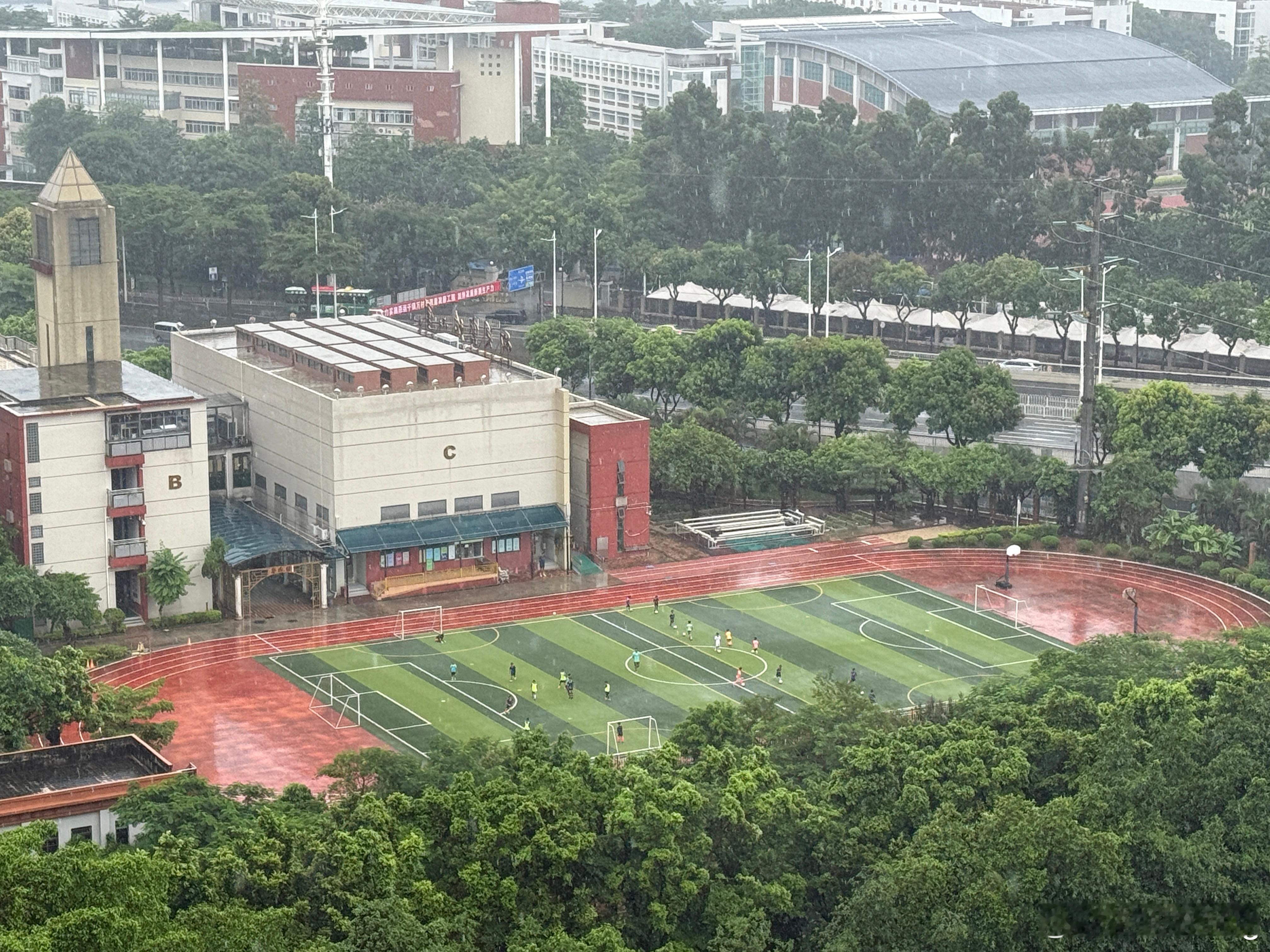 下着大雨顶着台风天，都坚持训练，这帮小学生可以啊，看来国足有希望了！ ​​​