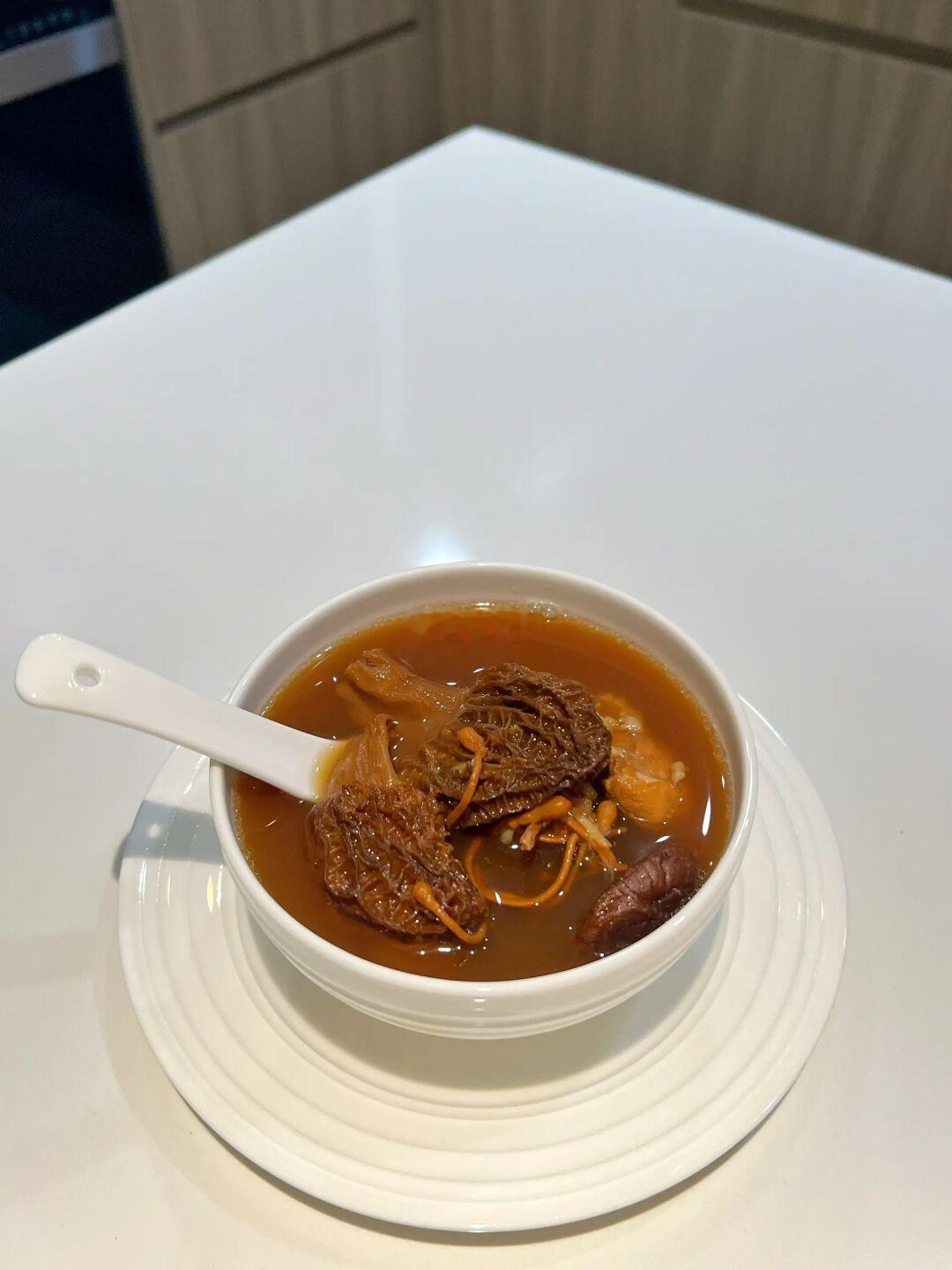 夏季食补|补血养颜羊肚菌排骨汤