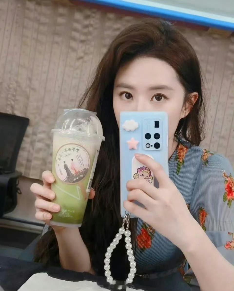 穆粉早安家人们，周二早啊，留言点赞，我想看看谁还不是铁粉