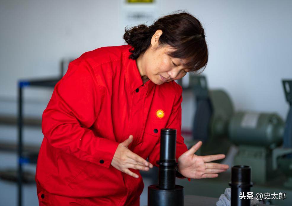 20 世纪末，采油工换盘根盒里的密封圈只能靠抠取，每次至少得忙活 40 分钟，一