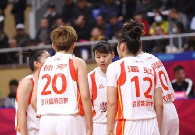 热身赛打成全武行！武汉女篮核心被围殴缝4针，俱乐部自罚挨打队员却豪掷10万奖克制