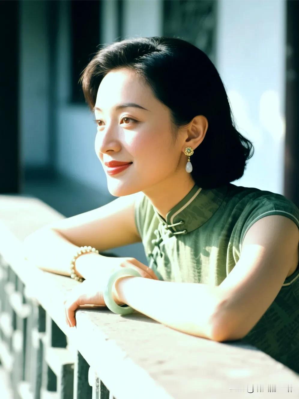 光芒
 
于漫漫尘途的幽晦中彷徨
心若黯淡，似坠无尽迷网
但当我决心，成为那束光