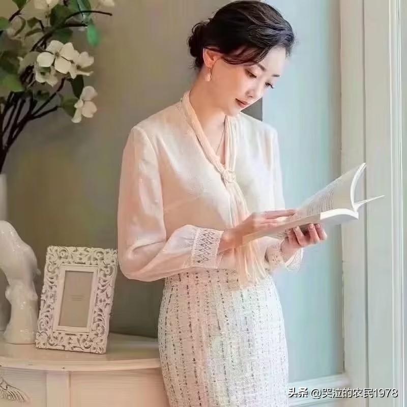 【劲春光•闲逸成章‌】

闲逸兴，
墨生香。
清风盈月满，
朝暮寄柔肠。
偏随文