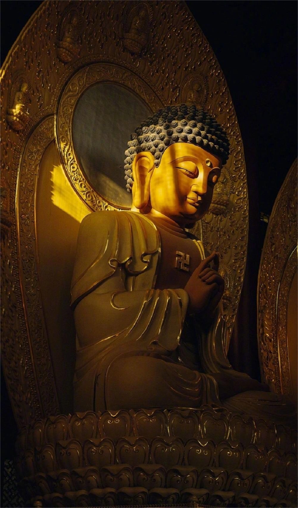 礼赞诸佛，定会得贵人相助，此后兴旺发达，终可实现梦想，前程似锦。 ​​​
