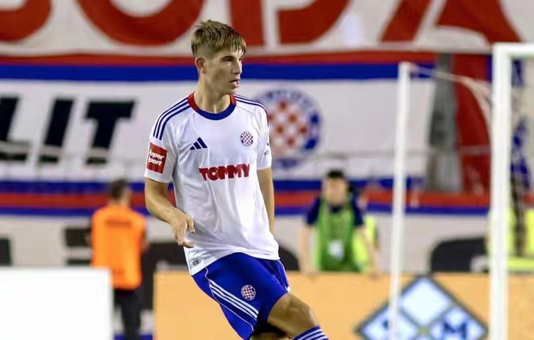 防线接班人？国际米兰追踪克罗地亚联赛哈伊杜克队的中后卫姆拉契奇已有一段时间。据报