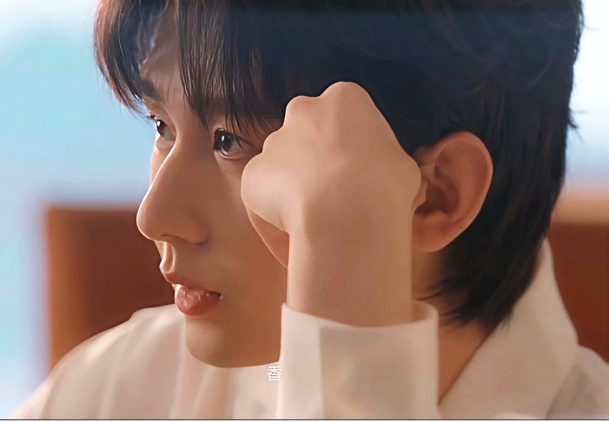 “在镜头开拍之前，故事已经开始了。那些看不见的准备，和藏进纤维里的香，其实是一样