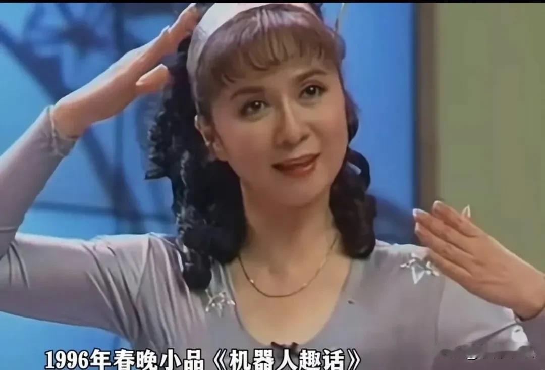 蔡明30年后再碰机器人：这一次，她笑着笑着让我们鼻子一酸

时间过得可真快啊。