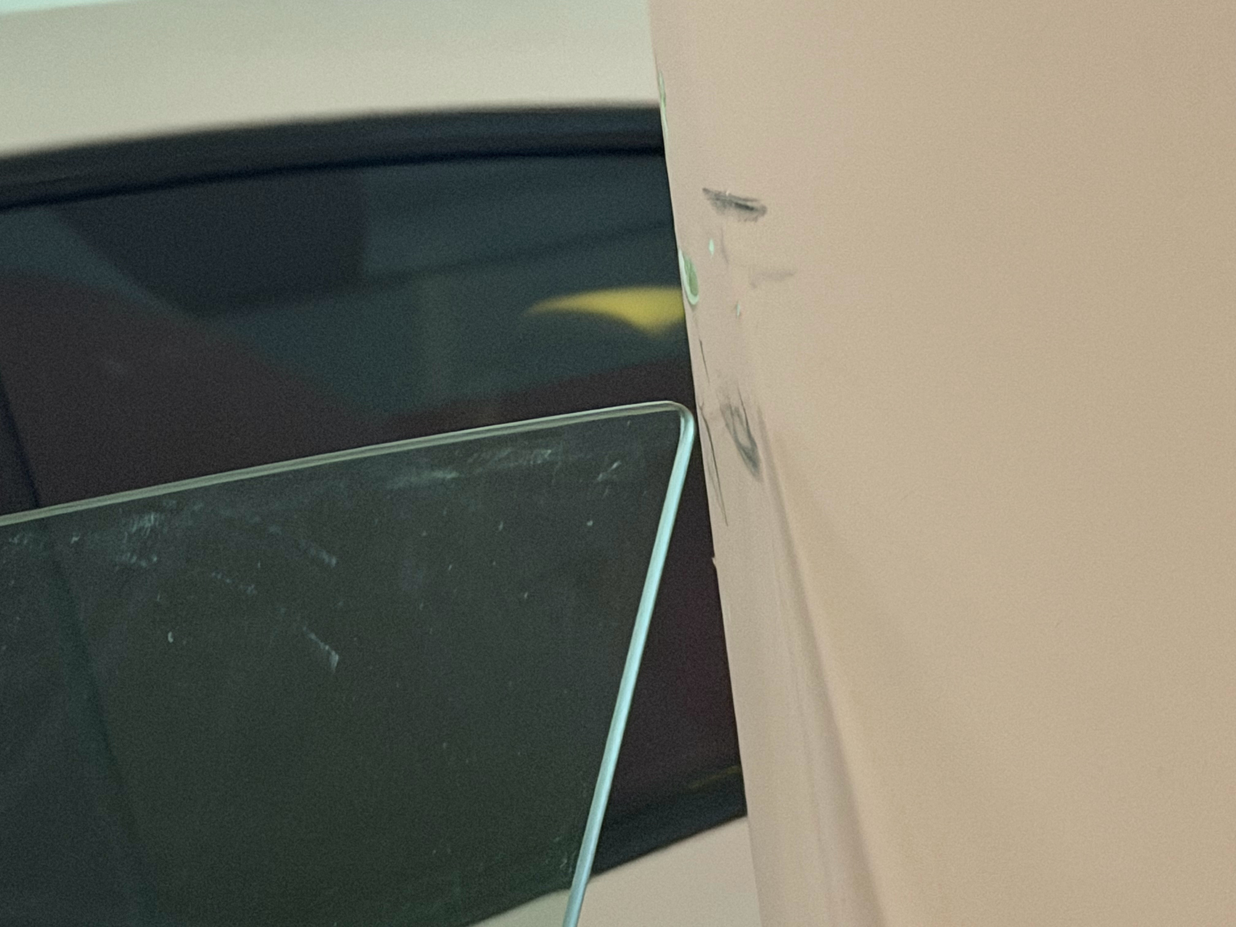 大家看看，我这车停的极限不～柱子上还有划痕看来之前很多人没掌控好距离大家停车开门