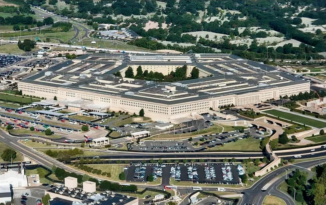 美海军部长约翰·费伦被解职是有前兆的，去年十月赫格塞斯已解除乔恩·哈里森的两个职