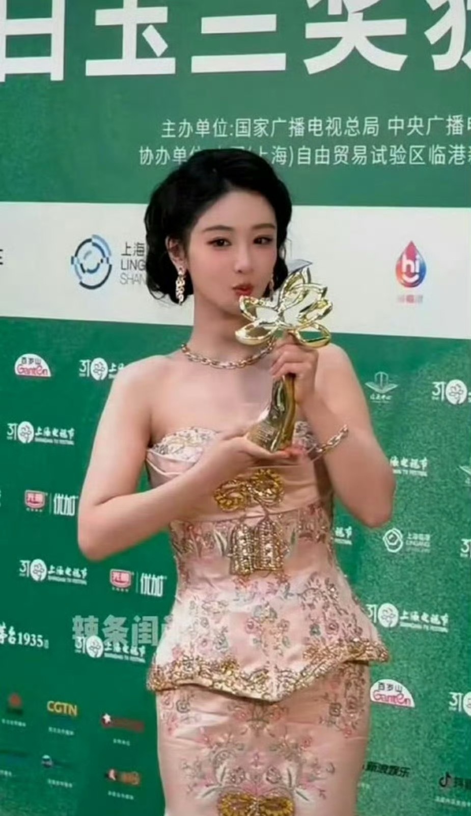 杨紫深情吻下白玉兰视后奖杯，迪丽热巴捧起金鹰奖后亲吻荣誉证书。两大90花头部演员