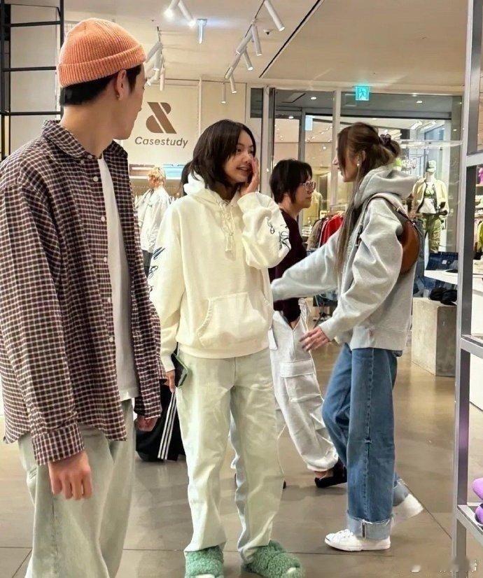 Lisa素颜出门，现在看起来竟然有点像王嘉尔女装的感觉 ​​​