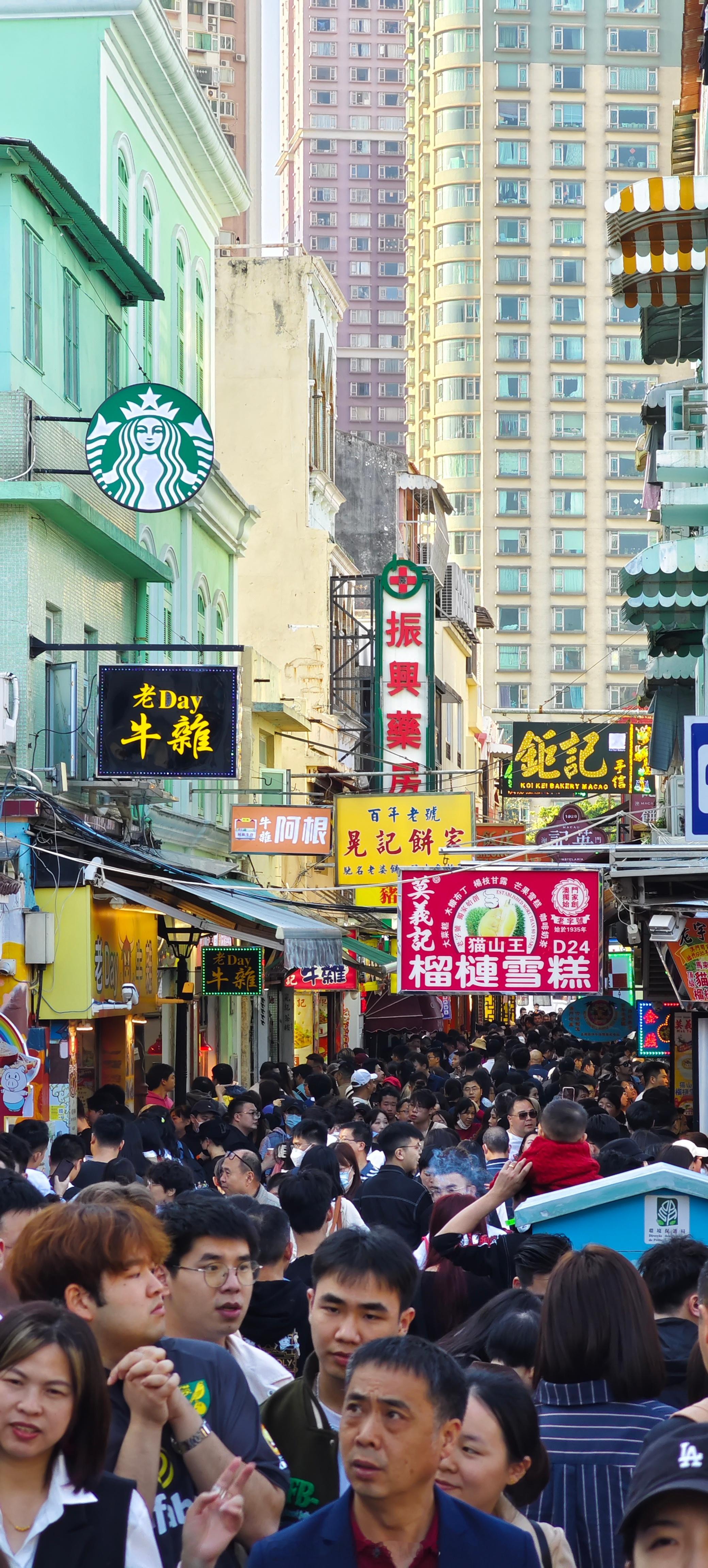 来，看看今天的澳门，但凡大众点评能排的上号的店排队半小时起，打车不太好打，公交车