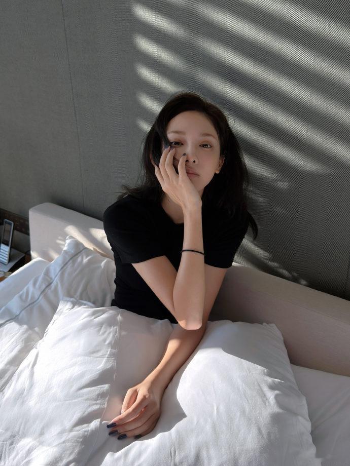 彭小苒随性一点氧气感 彭小苒随性一点氧气感写真，干干净净的黑色系look~像躺在