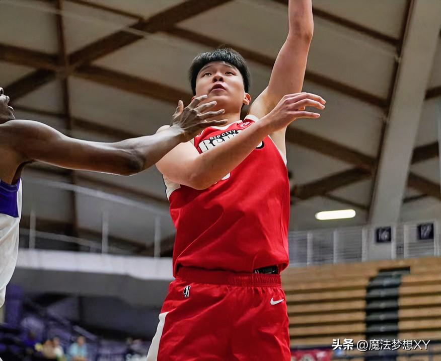 看了杨瀚森近期在混音的比赛，
有件事我一直不敢说，
不知道大家有没有发现，其实