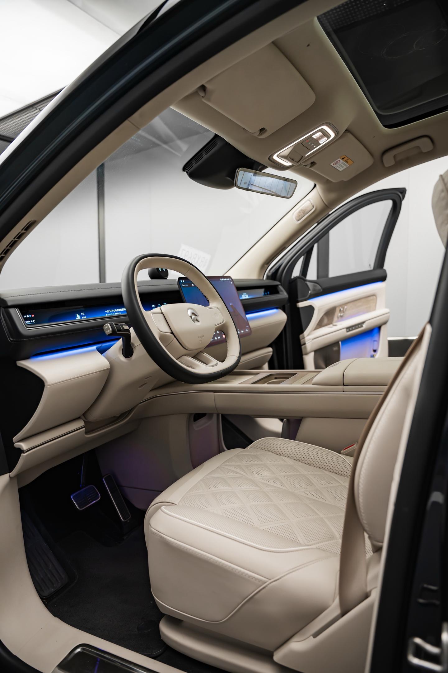 新8的内饰  在这个价位还有对手吗