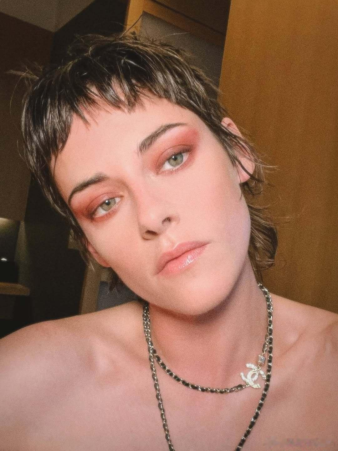 Kristen Stewart克里斯汀斯图尔特新旧妆造细节私照一枚，是两年前在日