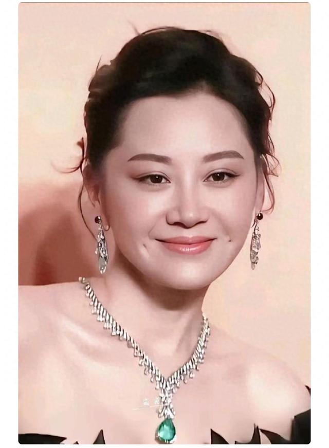 57岁许晴素颜出镜，褪去光环，看见最真实的她
 
最近许晴素颜的画面曝光，褪去明