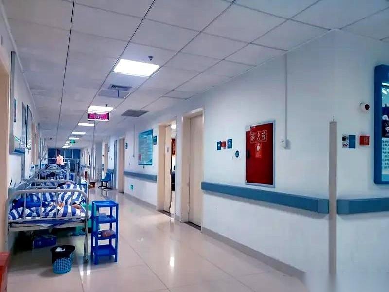 一脚踏进西安市第三医院住院部，我差点撞上一张病床。
对，你没看错，电梯门一开，一