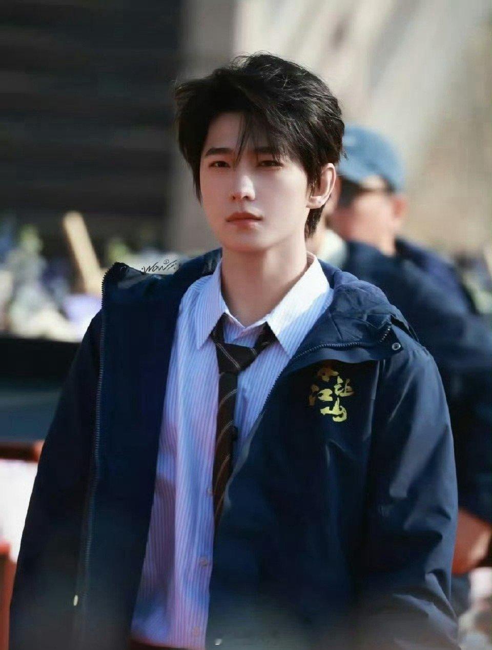 杨洋周洁琼新剧同框路透杨洋、周洁琼《不让江山》开机了，看到两位的同框路透，一整个