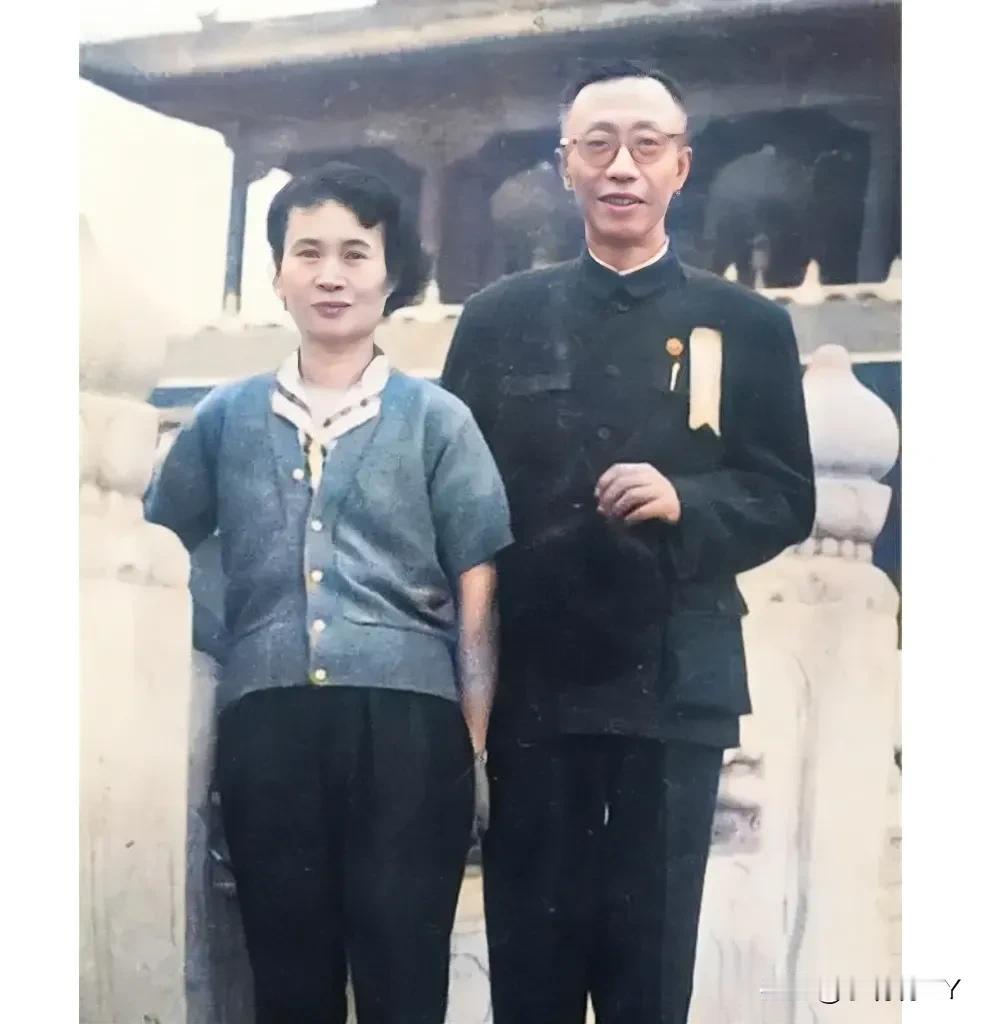 上世纪60年代，北京，溥仪与第五任妻子李淑贤的合影老照片