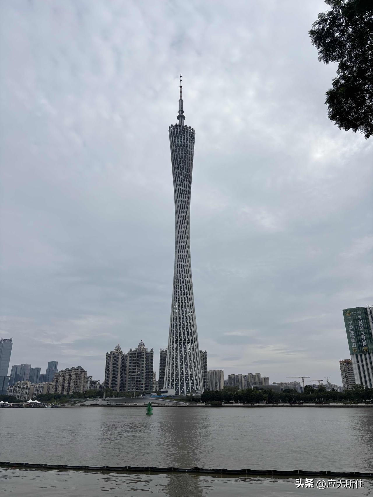 和老朋友在二沙岛散步，听他说公司的事情，最近他又在准备开掉一个副总。这两年他砍了