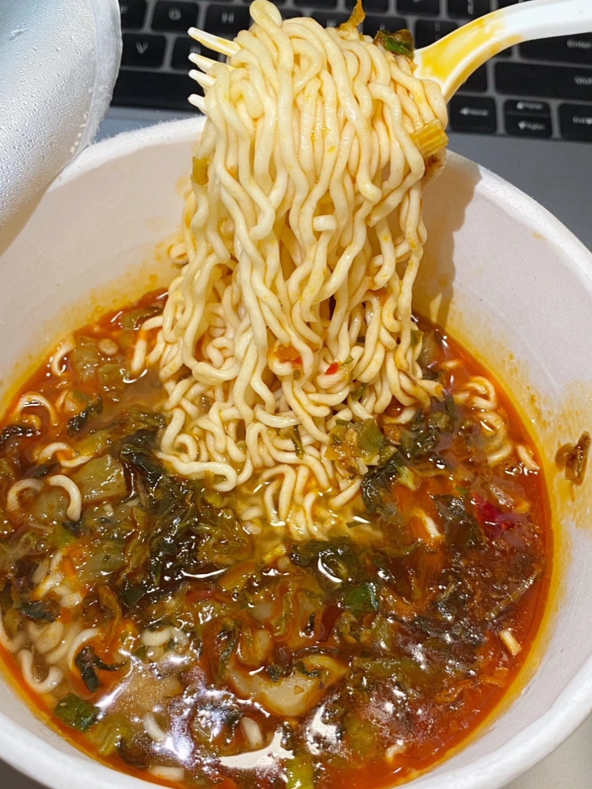 老坛酸菜 脚踩我都已经忘了这事了，怎么又提起来了，刚泡的一桶老坛酸菜面，吃还是不