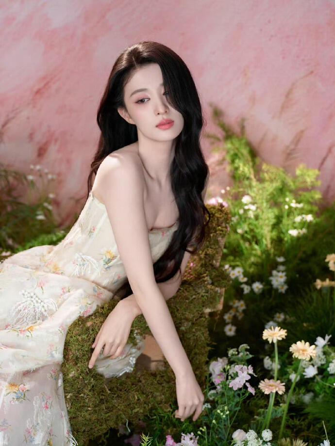 王楚然
粉墙把春天揉成朦胧的雾
你站在花影里
裙裾绣满未开的星子
风掀动发梢时