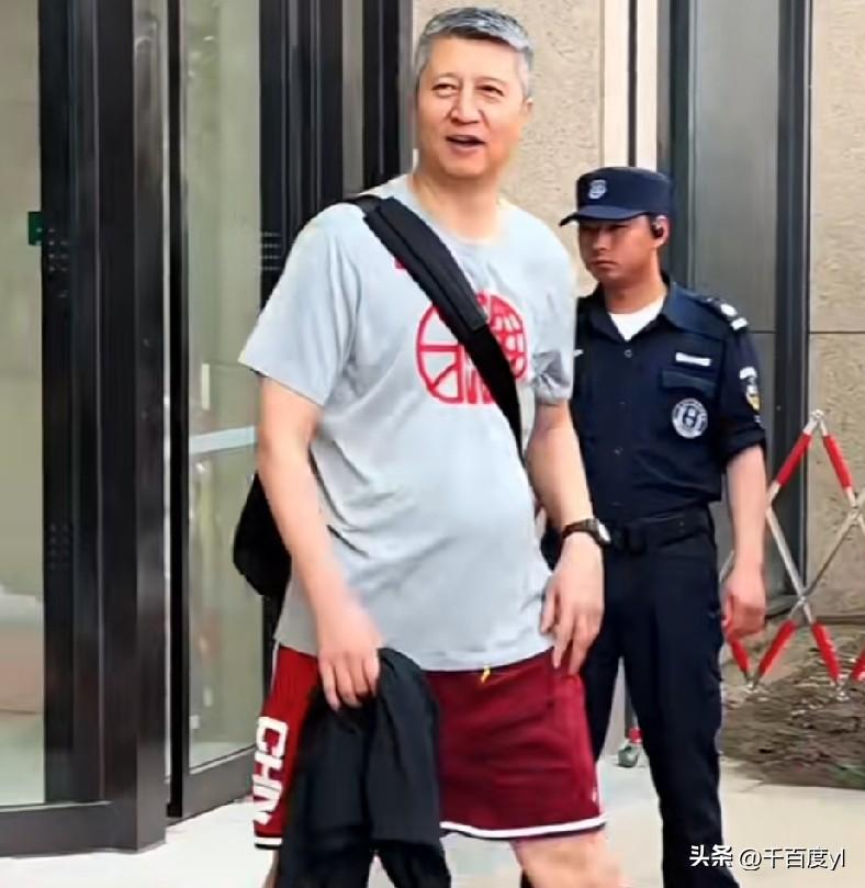 中国男篮加紧备战，7月3日晚7点30对阵日本男篮，全体将士从休息地酒店乘坐大巴前